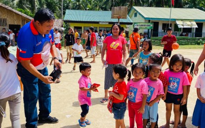 <p><strong>GIFT-GIVING</strong>. Tacloban-based businessman Joel Caminade (left), a supporter of President Rodrigo Duterte, reacts during the gift-giving activity in Deit village, Matuguinao, Samar on Saturday (Feb. 8, 2020). Various groups have been bringing cheers to children in the remote town of Matuguinao, Samar as a strategy to keep away the youth from the influence of the New People’s Army. <em>(Photo courtesy of Ma. Ivy Lorraine Morillo)</em></p>