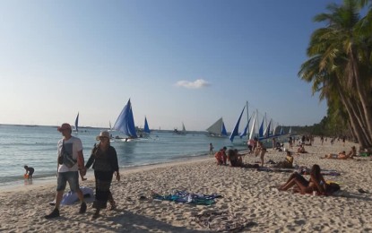 <p>Tourists in Boracay Island. <em>(File photo)</em></p>