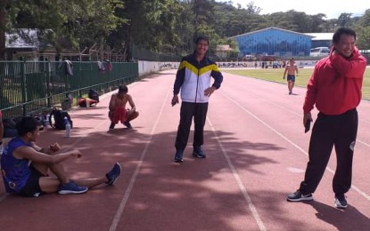 <p><strong>MENTORS.</strong> Jean Claude Saclag (seated, in blue) does some stretching at the tartan tracks of the Baguio athletic bowl. He joins coach Mark Sangiao (in red jacket) and Eduard Folayang (center) in one of the training days for the Team Lakay members, one of Asia’s most decorated Mixed Martial Arts team. <em>(Photo by Pigeon Lobien)</em></p>