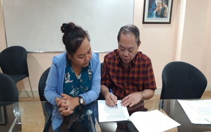 <p><strong>JOINING FORCES VS. CORONAVIRUS.</strong> Dinagat Islands Gov. Arlene 'Kaka' Bag-ao (left) and Surigao del Norte governor Francisco T. Matugas (right) sign a joint resolution on Wednesday (Feb. 12, 2020) asking concerned agencies of the government to designate an anchorage and quarantine areas for all vessels from Covid-19 affected countries, particularly China. Surigao del Sur Gov. Alexander T. Pimentel, represented by Provincial Administrator Pedro M. Trinidad (not shown in the photo), is also a signatory to the resolution. <em>(Photo grab from Dinagat Islands Provincial Information Office Facebook page)</em></p>