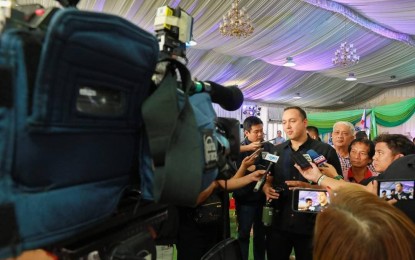 <p><strong>LOVE FOR MOTHER EARTH.</strong> Taguig City Mayor Lino Cayetano leads the launch of the city's Zero Waste Plan at the Lakeshore Tent in Barangay Lower Bicutan on Friday (Feb. 14, 2020). Under the program, the city envisions itself to be a zero-waste locality by reducing its solid waste by 80 percent within the next three years.<em> (PNA photo by Lloyd Caliwan)</em></p>