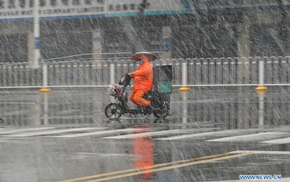 <p><strong>SNOWFALL IN WUHAN.</strong> A sanitation worker crosses the street in the snowfall in Wuhan, central China's Hubei Province on Feb. 15, 2020. NBA star players have voiced their support for China’s fight against coronavirus outbreak that started in Wuhan. <em>(Xinhua/Wang Yuguo)</em></p>