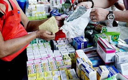 <p><strong>MEDICAL AID.</strong> A client purchases medicines from a pharmacy in this file photo. The Department of Social Welfare and Development has released a total of PHP620.9 million worth of medical assistance to 74,682 residents of Central Visayas in the first semester of 2024, an official said on Sunday (Aug. 4, 2024). <em>(PNA file photo)</em></p>