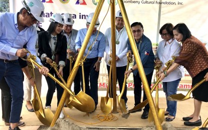 <p><strong>OFW HOSPITAL.</strong> Senator Christopher Lawrence "Bong" Go (third from right) leads the groundbreaking ceremony of the P500-million Overseas Filipino Workers Hospital which aims to respond to the medical needs of OFWs and their immediate families, free of charge. Also in photo are Pagcor chief Andrea Domingo (right), Pampanga Vice Governor Lilia Pineda (second from right) and Governor Dennis Pineda (fourth from right). <em>(Photo by Marna Del Rosario)</em></p>
