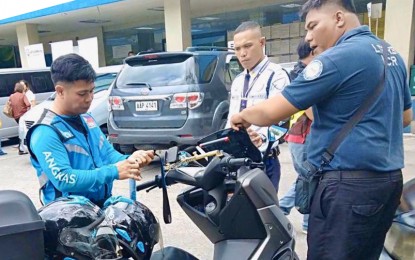 <p><strong>ANTI-COLORUM OPS. </strong>An LTFRB enforcer flags an Angkas rider who was caught operating despite being unregistered in the 'master list' of the Technical Working Group on motorcycle taxis on Wednesday (Feb. 19, 2020). The Metropolitan Manila Development Authority caught 10 "habal-habal," while the Land Transportation Office (LTO) nabbed seven drug-positive public transportation vehicle drivers in separate operations.<em> (Photo courtesy of DOTr)</em></p>