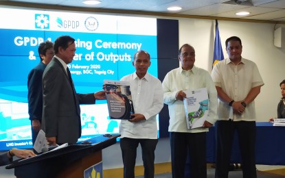 <p><strong>CLEAN POWER SOURCES</strong>. Energy Secretary Alfonso Cusi receives one of the documents completed under the Gas Policy Development Project (Phase 1) on Thursday (Feb. 20, 2020) in Taguig City. The project aims to strengthen the country's clean energy resources. <em>(PNA photo by Kris Crismundo)</em></p>