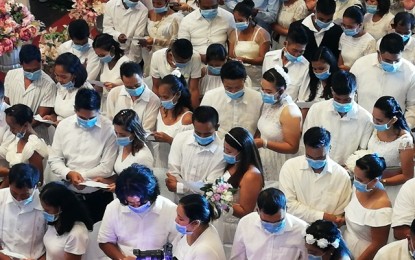 <p><strong>MASS WEDDING.</strong> A total of 220 couples get married while wearing face masks amid the Covid-19 threat, in a mass wedding rites solemnized by Mayor Evelio Leonardia at the Bacolod City Government Center lobby on Thursday (Feb.20, 2020). The “Kasalan ng Bayan: 220 on 02-20-2020” was held on a palindrome day considered the best date to say “I do”, according to astrology. <em>(PNA photo by Nanette L. Guadalquiver)</em></p>