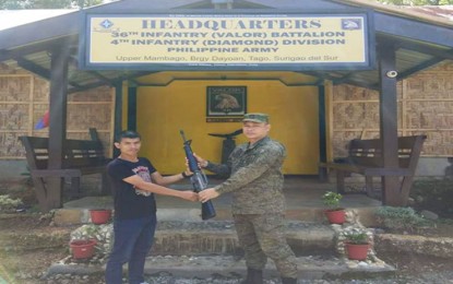 <p><strong>NEW LIFE.</strong> Lt. Col. Jezreel Diagmel (right), commander of the Army's 36th Infantry Battalion, welcomes JR, a former New People's Army combatant during his surrender on Sunday (February 23) in Tago municipality, Surigao del Sur. The Army official is calling on the remaining rebels in the province to come down from the mountains and live a peaceful life with their families. <em>(Photo courtesy of 3IB)</em></p>