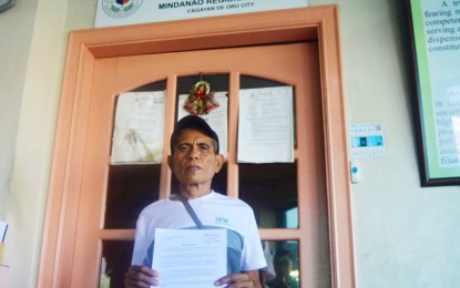 <p><strong>RAPS VS. ILIGAN MAYOR.</strong> Norbel Romarez, an employee of the Iligan City government, shows to reporters a copy of the complaint he filed against Mayor Celso Regencia before the Office of the Ombudsman in Cagayan de Oro City on Monday, Feb. 24. The employee accused Regencia of physically assaulting him. <em>(PNA photo by Jigger J. Jerusalem)</em></p>