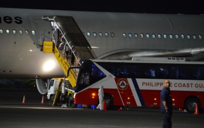 <p><strong>HOME.</strong> The second batch of repatriates boards the buses that brought them to the New Clark City (NCC) quarantine facility on Wednesday (Feb. 26, 2020). A total of 445 repatriates, 13 members of the DFA-DOH repatriation team, and PAL crew will be isolated for 14 days at the NCC Athletes' Village. <em>(DFA photo)</em></p>