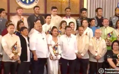 <p>President Rodrigo Duterte poses with Ani ng Dangal awardees in Malacañan Palace on Wednesday (Feb. 26, 2020). (Screenshot from RTVM)</p>