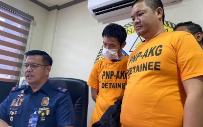 <p><strong>ARRESTED. </strong>PNP-AKG spokesperson Maj. Ronaldo Lumactod (left) presents to reporters two Chinese nationals arrested for kidnapping a compatriot in Parañaque City on Thursday (Feb. 27, 2020). The suspects, Jiang Zhenqiang and Zhu Peijian, abducted victim Jiang Longgen for failing to pay his gambling debt.<em> (PNA photo by Lloyd Caliwan)</em></p>