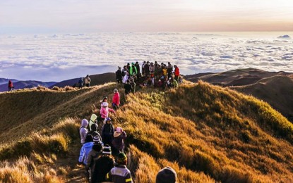 <p><strong>CLOUD WATCHING</strong>. Trekkers reach the summit of Luzon's highest peak, Mount Pulag. The local government of Kabayan has opened the mountain to trekkers, three days after its closure due to the 2019 coronavirus disease scare. <em>(PNA file photo)</em></p>