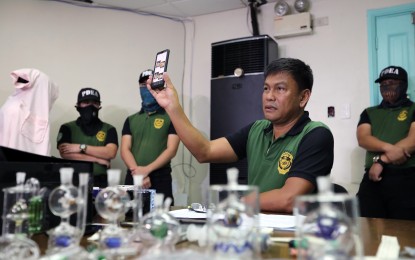 <p><strong>SHABU VIA SOCIAL MEDIA.</strong> PDEA officer-in-charge Gregorio Pimentel shows 'drugs for sale' posts made by suspect Charlene “Cindy” Mecayer, in a press conference in Quezon City on Thursday (Feb. 27, 2020). Mecayer and her alleged supplier, Emily Patanao Dudley, were arrested in separate operations in Taytay, Rizal and Pasay City on Wednesday evening. <em>(PNA photo by Joey Razon)</em></p>