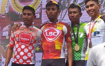 <p><strong>ELITE FOUR.</strong> Red jersey and race leader George Oconer (2nd from left) are flanked by the leader of three of the special awardees for the 10th LBC Ronda Pilipinas after completing the 177 kilometers eight-stage from Palayan City, Nueva Ecija to the Burnham Lake Drive in Baguio on Monday (March 2, 2020). From left are mountain leader El Joshua Cariño, Oconer, two-time champion and sprint king leader Jan Paul Morales, and stage eight winner Daniel Ven Cariño, who is also the leader in the MVP Young Rider for 23-year-old and younger cyclists.<em> (PNA photo by Pigeon Lobien)</em></p>