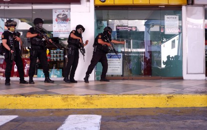 <p><strong>HOSTAGE TAKING</strong>. Members of the Philippine National Police (PNP) Special Weapons and Tactics (SWAT) team take positions in one of the entrances of the mall during the hostage-taking at Virra Mall in Greenhills, San Juan City on Monday (March 2, 2020). Malacañang said President Rodrigo Duterte was happy with the way the San Juan City police force handled the nine-hour hostage standoff. <em>(PNA photo by Robert Oswald P. Alfiler)</em></p>