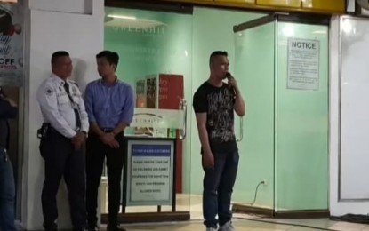 <p><strong>HOSTAGE STANDOFF ENDED.</strong> Archie Paray talks to the media after he released all his hostages that ended a nine-hour hostage standoff at V-Mall inside the Greenhills Shopping Center in San Juan City on Monday (March 2, 2020). Police tackled Paray from behind while talking to the media without handcuffs that led to his arrest. <em>(PNA photo by Lloyd Caliwan)</em></p>