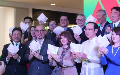 <p><strong>MORE EXPANSIONS</strong>. The food and beverage industry in the Philippines remain aggressive amid the tax reform implementations that have led to other business players pulling out their investments. Hubert Young (2nd from lower left) toasts burgers with special guests during the launching of MOS Burger's first store in the country in Robinsons Galleria, Ortigas on Feb. 27, 2020. <em>(PNA photo by Christine Cudis)</em></p>