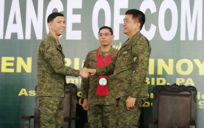 <p><strong>TROOPS’ COMMITMENT.</strong> Maj. Gen. Eric Vinoya (center), commander of the Philippine Army’s 3rd Infantry Division, looks on as Brig. Gen. Benedict Arevalo (left) turns over the command of the 303rd Infantry Brigade to Col. Inocencio Pasaporte at the brigade’s headquarters in Murcia, Negros Occidental in a file photo. In a statement on Monday, Vinoya reiterated the troops’ commitment, together with the local government units and concerned government agencies, to fight for the welfare of Negrenses. <em>(PNA-Bacolod file photo)</em></p>