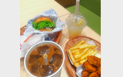 <p><strong>MOS FAVORITES.</strong> A valuable set of meals from the newly-opened MOS Burger in Robinson's Galleria. In photo are their popular food choices including MOS cheeseburger, Cafe Au Lait, Grapefruit Lemonade, fries and karaage. <em>(PNA file photo)</em></p>
