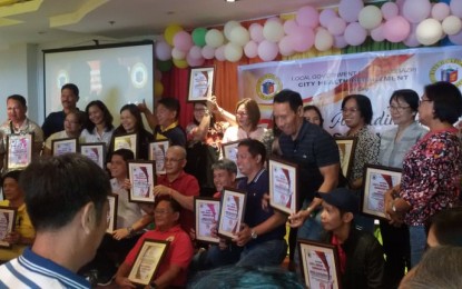 <p><strong>SMOKE-FREE AWARDS.</strong> Winners of the 2019 Search for 100% Smoke-Free Establishments in Legazpi City are shown after receiving their plaque of commendation at the AVP Function Hall on Tuesday (March 3, 2020). At least 133 establishments including schools, national government agencies, hospitals and barangays received the awards. <em>(Photo by Emmanuel Solis)</em></p>