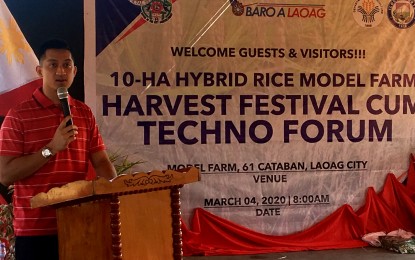 <p><strong>TRY AGRI-BUSINESS.</strong> Ilocos Norte Governor Matthew Joseph Manotoc is one with rice farmers whom he urged to shift to high-value crops and engage in agribusiness to increase productivity. Manotoc attended a farmers’ festival in Barangay Cataban, Laoag City on Wednesday where 34 farmer-cooperators harvested an average of 8.6 tons per hectare at the 10-hectare hybrid rice model farm sponsored by hybrid rice companies. <em>(PNA photo by Leilanie Adriano)</em></p>