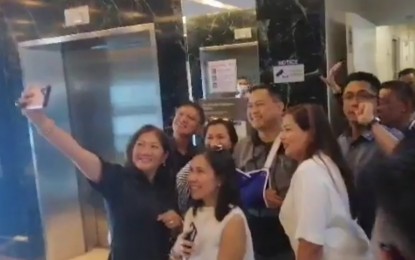 <p><strong>DISCHARGED.</strong> PNP chief, Gen. Archie Gamboa (with shoulder cast) poses for a photo opportunity with some people at the St. Luke's Medical Center in Taguig City on Friday (March 6, 2020). Prior to his discharge, Gamboa and his wife attended Mass at a chapel inside the hospital. <em>(Screengrab from video by Lloyd Caliwan)</em></p>