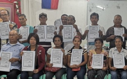 <p><strong>LAND TITLES</strong>. Some of the 19 farmer-beneficiaries in Bacolod City who received individual certificates of land ownership award to 55 hectares of redocumented land on March 5, 2020. Municipal Agrarian Reform Program Officer Edwin Sanchez led the distribution of the landholding formerly owned by the violin virtuoso Gilopez Kabayao. <em>(Photo courtesy of DAR Negros Occidental-I North)</em></p>