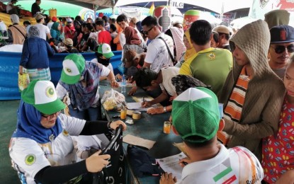 <p><strong>REACHING OUT.</strong> Workers from various government line agencies of the Bangsamoro Autonomous Region in Muslim Mindanao on Monday (March 9, 2020) attend to over 2,000 families affected by the Feb. 3, 2020 fire incident that swept through three villages of Jolo, Sulu. BARMM workers, operating under Project Tabang, distribute food packs, kitchen wares, hygiene kits, clothing, school supplies, medical aids, and provide dental services to the affected families. <em>(Photo courtesy of BARMM government)</em></p>