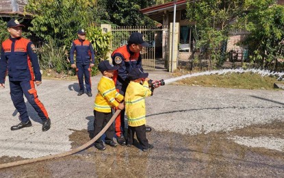 <p><strong>FIREFIGHTING.</strong> Preschoolers learn how to douse fire during the Belison Fire Station open house on Wednesday (March 11, 2020). The open house is part of the observance of Fire Prevention Month.<em> (Photo courtesy of BFP-Antique)</em></p>