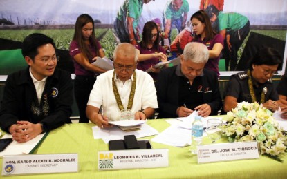 <p><strong>IMPROVED MARKET LINKAGE.</strong> Cabinet Secretary Karlo Alexei Nograles (left) witnesses the signing of the memorandum of understanding among the Department of Agrarian Reform represented by Director Leomides Villareal (2nd from left), J/SSupt. Revelina Sindol (right) of the Bureau of Jail Management and Penology-13, and Dr. Jose Tiongco (2nd from right) of the Medical Mission Group, in a ceremony held on Wednesday (March 11, 2020) at the Inland Almont Resort in Butuan City. The agreement aims to improve market access for the farm products of Agrarian Reform Beneficiaries in Caraga Region. <em>(PNA photo by Alexander Lopez)</em></p>
