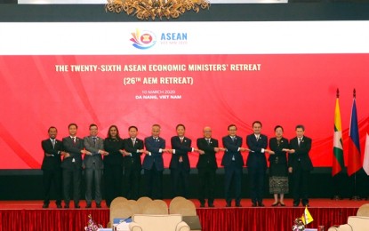 <p><strong>TOGETHER VS. COVID-19:</strong> Asean ministers join hands against coronavirus disease 2019 during the final day of the 26th Asean Economic Ministers (AEM) Retreat in Da Nang city on Wednesday (March 11, 2020). The ministers expressed concerns about the deadly disease which the World Health Organization declared as global pandemic. <em>(VNS Photo by Công Thành)</em></p>