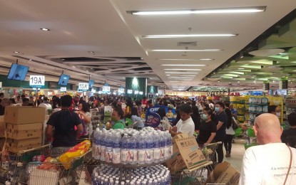 <p><strong>DRIVE VS. PROFITEERING.</strong> Consumers line up at a supermarket in Makati City to buy products in large volumes amid the Covid-19 outbreak in the country. The Department of Trade and Industry said strict measures will be in place against hoarders taking advantage of the situation for profiteering. <em>(Photo courtesy of Laban Konsyumer Inc.)</em></p>
