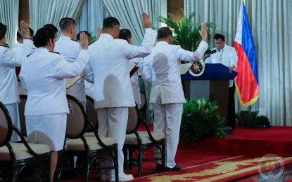 <p><strong>OATH-TAKING.</strong> President Rodrigo Duterte administers the oath to the newly-promoted officers of the Armed Forces of the Philippines in Malacañan Palace on Wednesday (March 11, 2020). The oath-taking by top officers manifests the AFP’s commitment to the chain of command and Constitutional provision on the principle of supremacy of civilian authority over the military. <em>(Photo courtesy of AFP Public Affairs Office)</em></p>