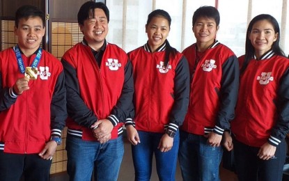 <p><strong>FOUR ACES</strong>. University of Baguio’s top four boxers with school president Javier Herminio Bautista (2nd from left) during a courtesy call. From left: world champion Nesthy Petecio, Bautista, 2019 Southeast Asian Games bronze medalist Aira Villegas, newly minted Olympian Irish Magno, and former world champion Josie Gabuco. <em>(PNA photo by Pigeon Lobien)</em></p>