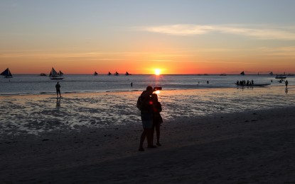 <p><strong>NUMBERS PICKING UP</strong>. Tourists visiting the world-renowned Boracay Island are increasing. From June 1 to 24, 2021, the Malay Tourism Office reported 20,058 arrivals through Caticlan, a big leap from the 1,737 guests in the previous month, Malay chief tourism operations officer Felix Delos Santos Jr. said on Friday (June 25, 2021).<em> (PNA file photo)</em></p>