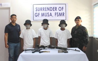 <p><strong>RETURNEES.</strong> Three communist New People’s Army rebels surrender to government forces in Barangay Tasiman, Lake Sebu on Thursday (March 12, 2020). Photo shows the three surrenderers along with Police Regional Office (PRO)-12 intelligence chief, Lt. Col. Christopher Bermudez (left), and regional mobile force battalion chief, Lt. Col. Barney Condes (right). <em>(Photo courtesy of PRO-12)</em></p>
