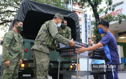 <p><strong>BAYANIHAN.</strong> Army troops on Sunday distributed food packs donated by Landers Superstore to medical and Army personnel spearheading the containment efforts against Covid-19. <em>(Philippine Army photo)</em></p>