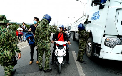 <p><strong>FIGHT VS. COVID-19.</strong> Police personnel check the temperature of motorists and commuters in Metro Manila on March 16, 2020. The Communist Party of the Philippines (CPP) has declared its own unilateral ceasefire amid the global fight against coronavirus disease (Covid-19) pandemic. <em>(PNA photo by Rico H. Borja)</em></p>