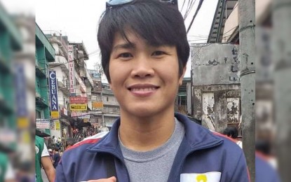 <p><strong>OLYMPIC SMILE</strong>. Irish Magno makes the boxer’s pose at the Baguio City market when chanced upon on Saturday, a day after her arrival from Amman, Jordan where she qualified for the Tokyo Olympics in July. Magno arrived in Baguio on March 13 with fellow boxer Nesthy Petecio which has been their second home for almost a decade now as members of the Philippine boxing team. <em>(PNA photo by Pigeon Lobien)</em></p>