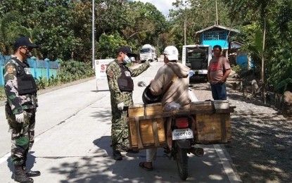 <p><strong>BORDER PATROLS.</strong> Members of the Philippine National Police on Tuesday (March 17, 2020) man a checkpoint at Kinalkalan village, Balasan, Iloilo, a boundary between Iloilo and Capiz provinces. The police in Western Visayas deployed 932 cops to implement border restrictions amid the coronavirus disease 2019 threat. <em>(Photo courtesy of PRO 6)</em></p>