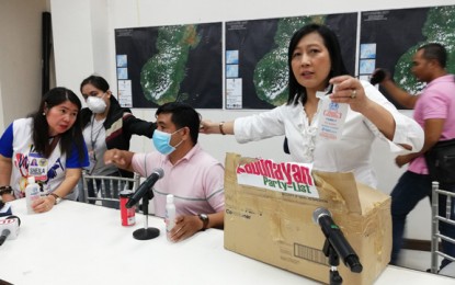 <p><strong>COMMUNITY QUARANTINE.</strong> Mayor Maria Isabelle Climaco-Salazar, the chairperson of the Task Force Covid-19, distributes alcohol, through the courtesy of the Kabuhayan Party-list, to the members of the Zamboanga media after a press conference on Wednesday (March 18, 2020). Salazar announces the imposition of enhanced community quarantine effective at 1 a.m. Friday (March 20) to contain the spread of the dreaded disease. <em>(PNA photo by Teofilo P. Garcia, Jr.)</em></p>