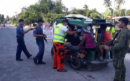 <p><strong>VIRUS CHECK.</strong> Local authorities check the body temperature of tricycle passengers in a checkpoint in Burauen, Leyte. The provincial governments of Leyte and Northern Samar have placed the two areas under “general community quarantine” through executive orders signed on Tuesday (March 17, 2020). <em>(Photo courtesy of Burauen police station)</em></p>