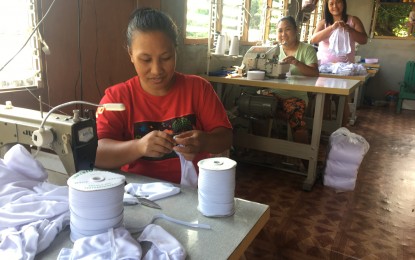 <p><strong>FREE FACE MASKS.</strong> Skilled housewives of Barangay San Guillermo, San Nicolas, Ilocos Norte make face masks for frontliners for free on Wednesday (March 18, 2020). The dressmakers donated 200 pieces to the policemen manning border points in the province. <em>(Photo by Leilanie G. Adriano)</em></p>