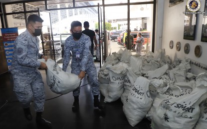 <p><strong>AID FOR TROOPS.</strong> Navy personnel carry donations from the Makati Medical Center Foundation at the Philippine Navy headquarters in Manila on Tuesday (March 17, 2020). The donation contains basic necessities such as food items, bottled water, surgical masks, dust masks, and goggles. <em>(Photo courtesy of Naval Public Affairs Office)</em></p>