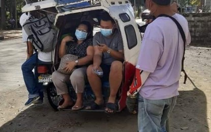 <p><strong>SOCIAL DISTANCING.</strong> Public utility vehicles (PUVs) such as tricycles are instructed to observe social distancing to prevent spread of coronavirus disease. PUVs should only take 50 percent of their passenger capacity. <em>(PNA photo by Annabel Consuelo J. Petinglay)</em></p>
