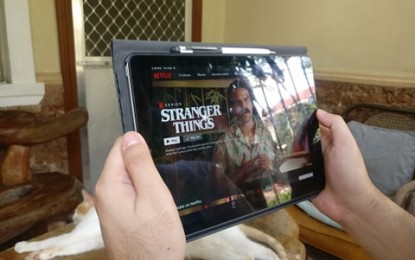 <p><strong>MOBILE STREAMING.</strong> A mobile user uses the app of popular streaming platform Netflix. The Philippine Chamber of Telecommunications Operators (PCTO) on Wednesday called for the responsible use of the internet, noting that although there is enough capacity for the entire country, home networks may be strained during the month-long enhanced community quarantine brought by the Coronavirus disease 2019 (Covid-19) pandemic. <em>(Contributed photo)</em></p>