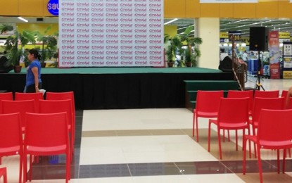 <p><strong>LIMITED OPERATION.</strong> Only stores offering essential goods and services have remained open in a major shopping mall in Barangay Mandalagan, Bacolod City as of Friday (March 20, 2020). Closing time is also earlier than usual after Mayor Evelio Leonardia directed all malls to limit their daily operational hours until 8 p.m. as a precautionary measure against the coronavirus disease (Covid-19).<em> (PNA Bacolod file photo)</em></p>