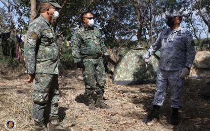 <p><strong>GUARDING CHECKPOINTS.</strong> Fleet-Marine Ready Force head, Commodore Toribio Adaci Jr. (right), visits troops guarding one of various checkpoints in Metro Manila on Thursday (March 19, 2020). The inspection aimed to check on the situation of motorists and the condition of Navy and Marine troops in the front lines, as well as to boost their morale. <em>(Photo courtesy of Naval Public Affairs Office)</em></p>