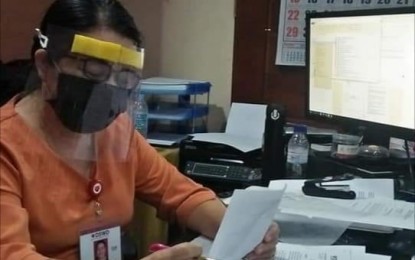 <p><strong>PREPARING FOR QUARANTINE.</strong> Luna Moscoso, chief of the Department of Social Welfare and Development (DSWD) Region 6 disaster response and management division, says on Friday (March 20, 2020) that the DSWD is asking local governments to submit the list of projected families that will be affected in case the provinces in the region will declare enhanced community quarantine due to coronavirus disease 2019 (Covid-19). The department has 21, 000 family food packs ready to augment local government units during the quarantine period. <em>(PNA Photo courtesy of Luna Moscoso)</em></p>